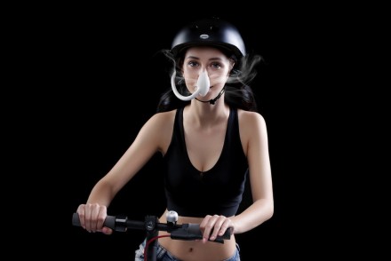 Per i ciclisti la maschera anti-inquinamento e anti-virus: getto d'aria purificata sul volto